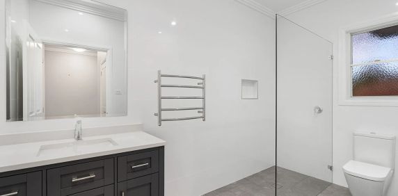 Elegant Living Made Easy - Photo 2