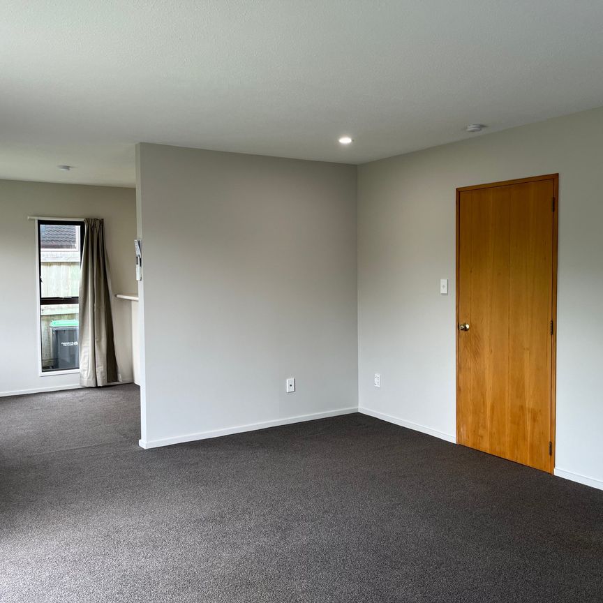 Freshly painted 3-bedroom unit in the heart of Hillmorton! - Photo 1