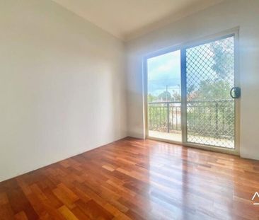 Ground Floor Apartment in the Heart of Carlton with Double Garage - Photo 1