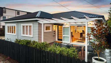 Fully Renovated 4 Bed Character Bungalow - Photo 2