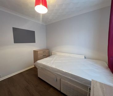 3 bedroom flat to rent - Photo 2