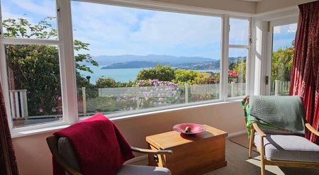 Charming 3 Bedroom Home with Harbour Views - Photo 4