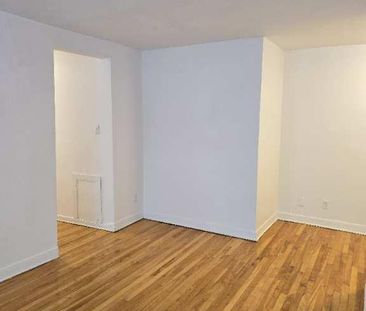 5 1/2 Renove Chauffé, Eau Chaude Entrée Laveuse et Sècheuse Decembre. - Photo 1