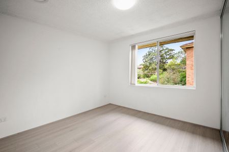 Renovated 2 bedroom apartment with a leafy outlook - Photo 2