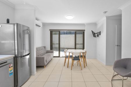 Modern Townhouse, Generous in Size, So Close to the University of Qld, QUT and CBD! **** CALL OR TEXT ANYTIME FOR AN INSPECTION ***** - Photo 2