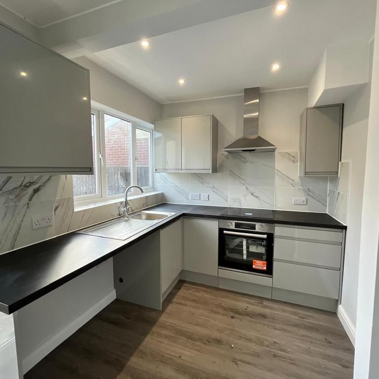 3 bedroom semi-detached house to rent - Photo 1