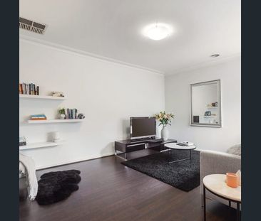 Modern elegance amid Kew's prestigious schools. - Photo 1