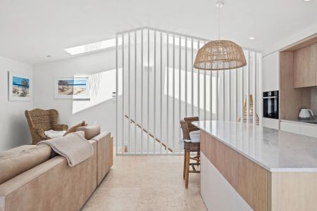 Stunning Beachside Abode - Water & Electricity included ! - Photo 3