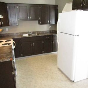 Beautiful 3 Storey Townhouse in Peden Hill Area - Photo 2