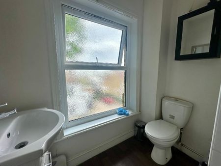 1 bedroom in a flat share to rent - Photo 4