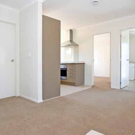 Handy to train station & motorways. Modern home. - Photo 1