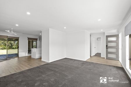 STUNNING, SPACIOUS LOWSET WITH MULTIPLE LIVNG AREAS FOR A FAMILY + SOLAR! - Photo 2