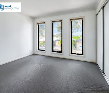 Modern & Low-Maintenance 2-Bedroom Townhouse in Prime Location - Photo 1