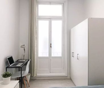 Cozy room in 10-bedroom apartment in Malasanña, Madrid - Photo 3