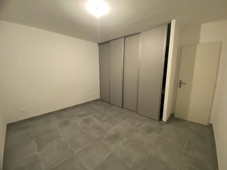 Location Maison 4 pièces 88 m2 à Salon-de-Provence - Photo 2