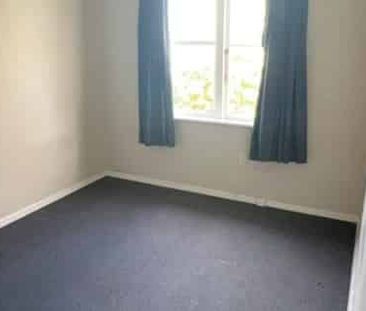 Sunny, Comfortable 3 Bedroom Home in Wainuiomata - Photo 3