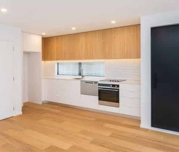 Two bedroom, two bathroom in Merivale - Photo 4