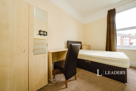 3 bedroom apartment to rent Waverley Road, Southsea, PO5 - Photo 2