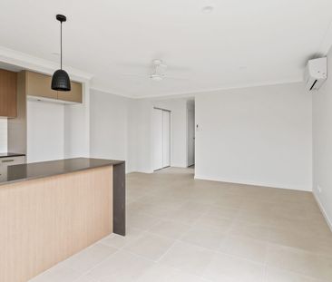 LOW MAINTENANCE & SPACIOUS 3 BEDROOM FAMILY HOME WITH DOUBLE AIR CON! - Photo 4