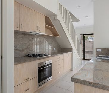 Easy Living in the Heart of Flora Hill - Photo 4