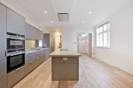 A modern and high-specification family home in a peaceful semi-rural location within Bears Rails Park, with communal grounds backing on to Windsor Great Park. - Photo 5