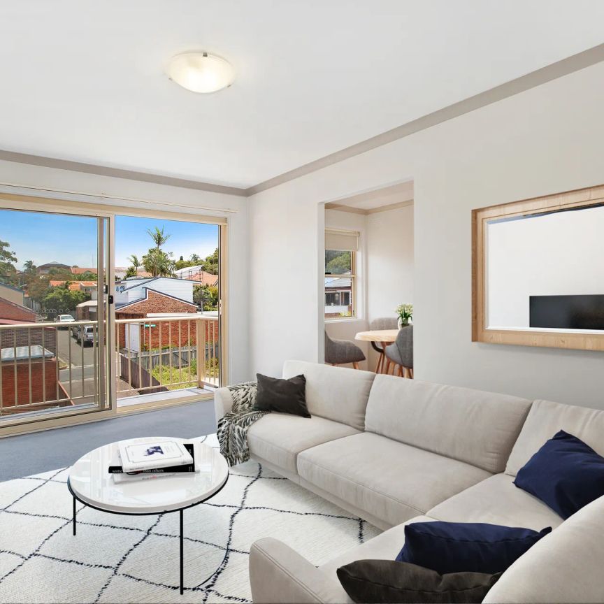 TOP FLOOR APARTMENT BATHED IN NATURAL LIGHT. ON THE BORDER OF KINGSFORD & RANDWICK - Photo 1
