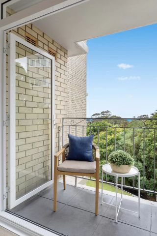 LIGHT-FILLED APARTMENT WITH OCEAN VIEWS IN SUPERB LOCATION - Photo 3