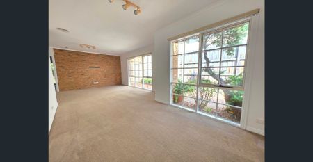 STREET FRONT 3 BEDROOM BEACHSIDE VILLA - Photo 3