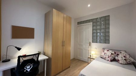 Room in a shared 7-bedroom apartment for rent in Palacio - Photo 3