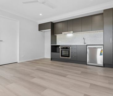 Neat & Private Duplex Living – 1 Bedroom with Garage - Photo 2