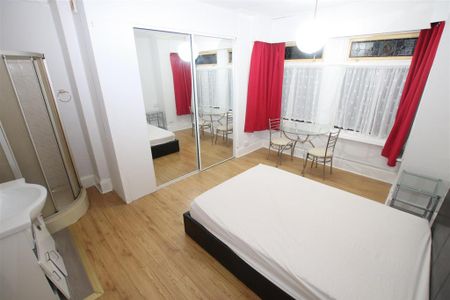 1 bedroom in a house share to rent - Photo 2