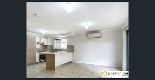 Private & Secure Townhouse tucked away at the Rear of the Complex only 750mt walk to the Uni! - Photo 1