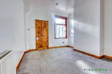 2 bedroom end of terrace house to rent - Photo 3