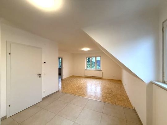 ERSTBEZUG - KOMPLETT RENOVIERTE DACHGESCHOSSWOHNUNG MIT PARKPLATZ UND GEMEINSCHAFTSGARTEN IN GFÖHL - Photo 1