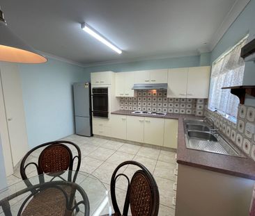 EXTRA LARGE PART FURNISHED 2 BEDROOM UNIT IN CHERMSIDE WITH AN EXTR... - Photo 4