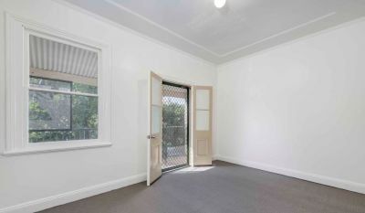 Stylishly historic terrace house in a sought-after location - Photo 1