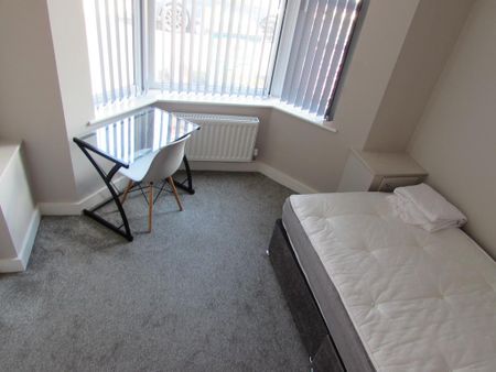 6 bedroom terraced house to rent - Photo 2