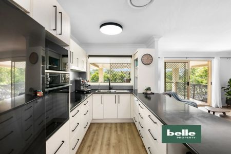 Stylish Top-Floor Apartment with Park Views - Photo 3