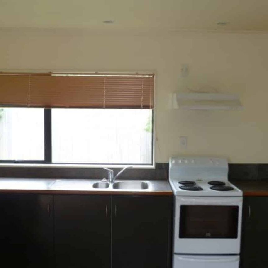 FIVE BEDROOMS - STUDENT RENTAL - Photo 1