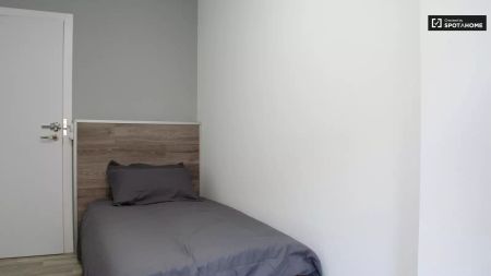 Double bed in Room in a shared 5-bedroom apartment for rent in Ciutat Jardí, professionals only - Photo 5