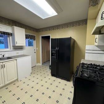 2 bed 1 bath House Upper Floor Burnaby South Close to Metrotown - Photo 3