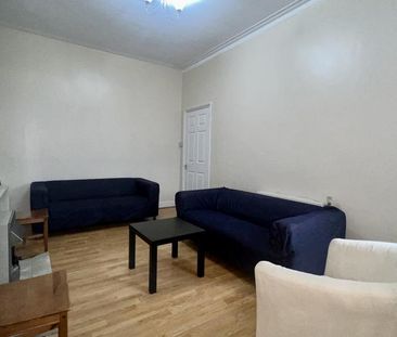 3 bedroom flat to rent - Photo 4