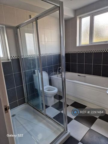 4 bedroom semi-detached house to rent - Photo 4