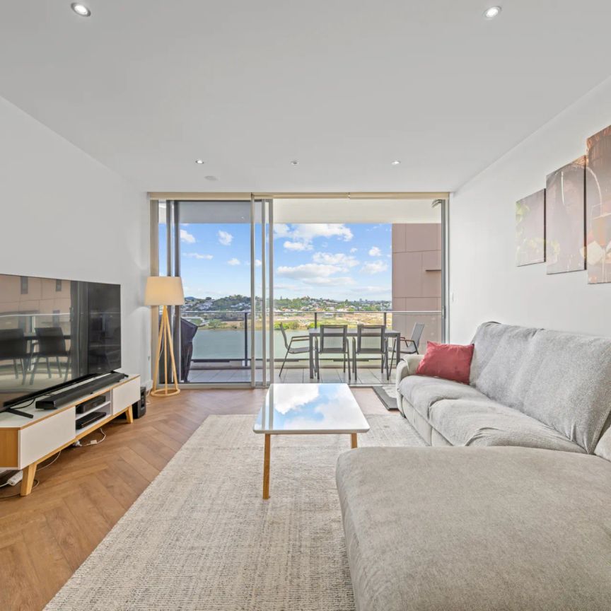 Luxury Riverfront Living in the Heart of Hamilton - Photo 1