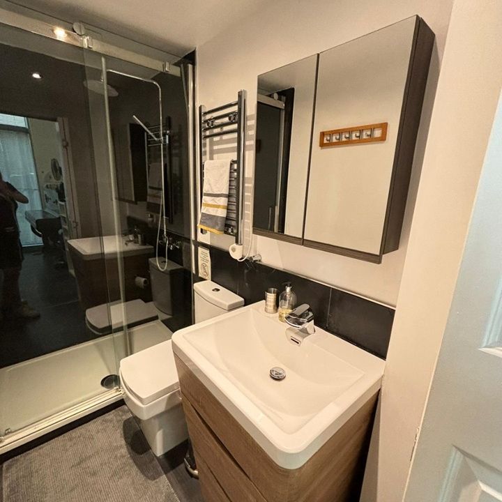 1 Bed Flat, Bridges Court Road, SW11 - Photo 1