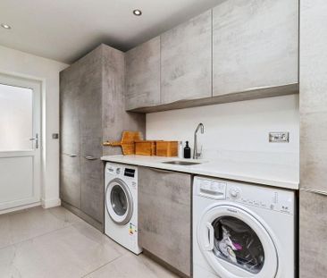 5 bedroom detached house to rent - Photo 2