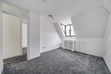Roundhouse Court, Lymington, Hampshire, SO41 flat to rent - Photo 4