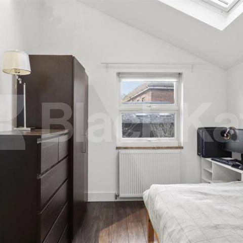 Spacious Split-Level Two Bedroom Apartment on High Road, N15 - Photo 1