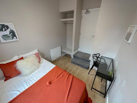 5 bedroom terraced house to rent - Photo 4