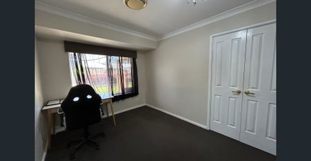 LARGE FAMILY HOME WITH A POOL! - Photo 4